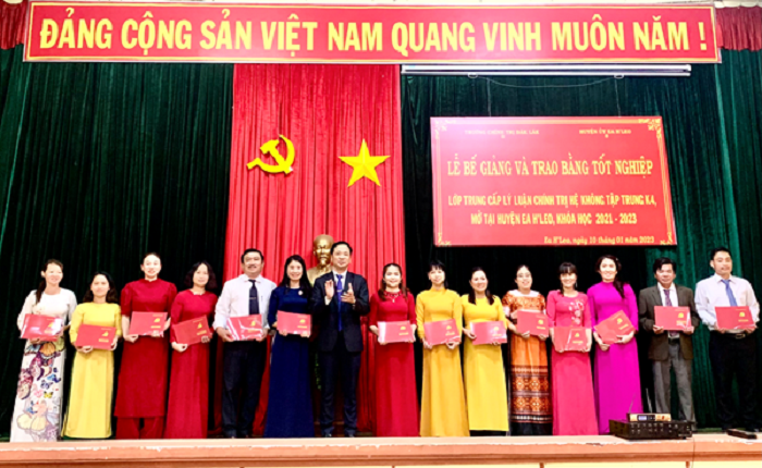 Lễ bế giảng và trao bằng tốt nghiệp Lớp Trung cấp Lý luận Chính trị hệ không tập trung K4, mở tại huyện Ea H’leo, khoá học 2021 – 2023.